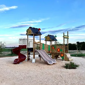 Hébergement de vacances A La Ferme Avec Piscine, Arles